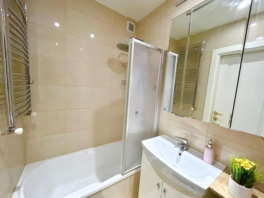 90 M2 Central With Balcony * Wien